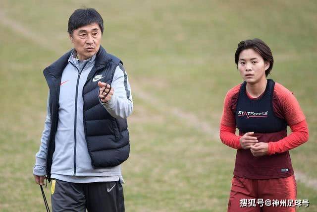 西甲最新局势：升班马勇闯第八，巴萨创纪录，皇马陷入困境
